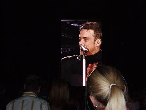 Robbie Williams’ 2006 Concert Mayhem: A Night of Unpredictability and Unforgettable Music!